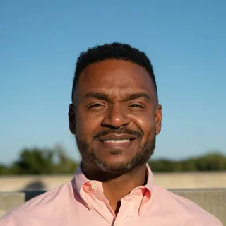 Mauricio A.