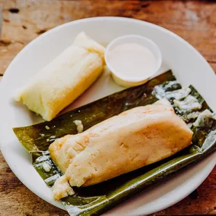 Tamal de Elote con Crema y Tamal de Pollo