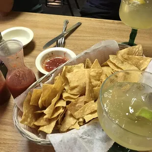 Fresh hot corn ships and very mild salsa. Just ask and they will bring some nice and spicy green salsa!