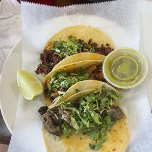 Tacos: chorizo, al pastor, lengua