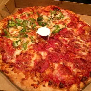 Large green pepper/pepperoni pizza.