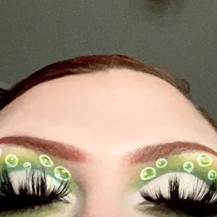 Cut crease with bubble graphic liner