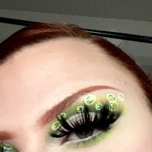 Cut crease with bubble graphic liner