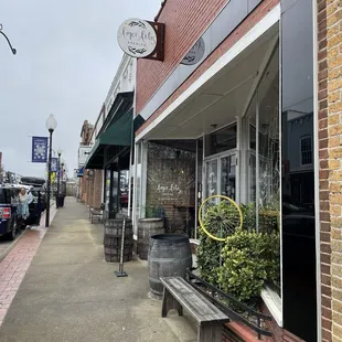 the outside of a restaurant