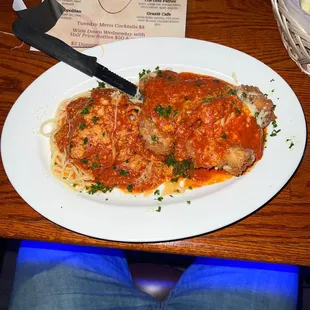 a plate of spaghetti and meatballs