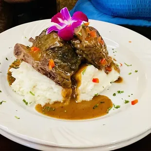 Short ribs with garlic mashed potatoes