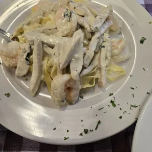 Chicken Alfredo (added shrimp) 7/10.