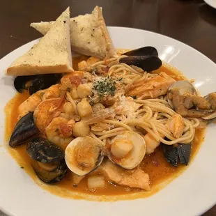 a plate of pasta and clams