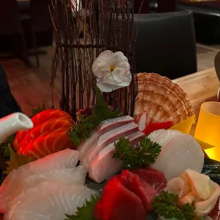 Sashimi Deluxe *recommended for party groups (15 pcs and miso soups)