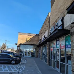 the outside of a grocery store