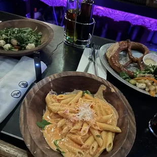 PRETZEL monks baking MAC &amp; CHEESE macaroni en kaas CAPRESE skewer