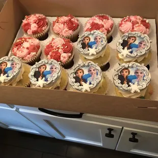 &quot;Frozen&quot; and pink/red cupcakes