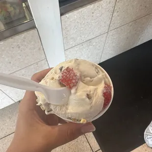 Mexican Vanilla with almonds and strawberries