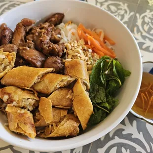 Bun w/ spring rolls &amp; pork