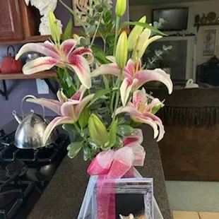 Standard Simply Lovey Lilies