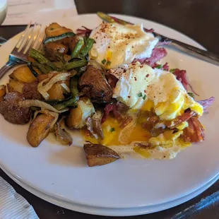 Corned beef benedict