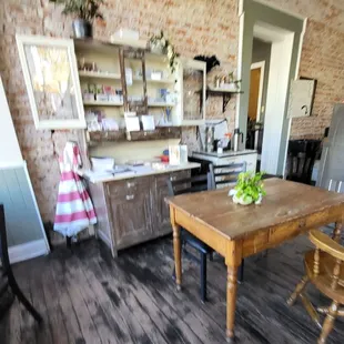 a table and chairs in a coffee shop