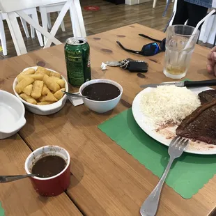 Feijoada é a picanha com banana frita, feijao preto, mandioca