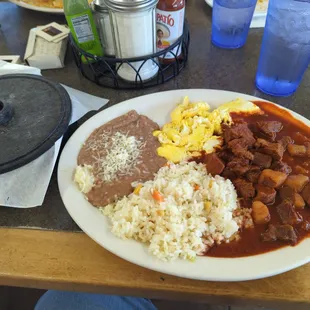 Chili Colorado con huevos