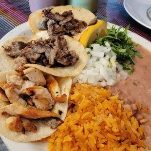 Tacos de Carne Asada y Tacos de Pollo con arroz y frijoles