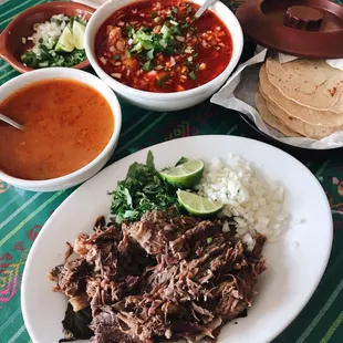 Barbacoa de borrego con consomé, menudo, y tostadas de camarón.