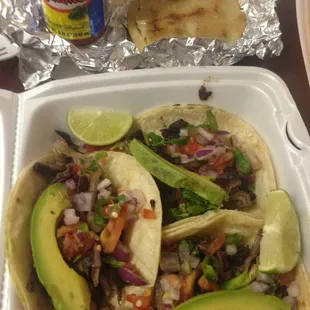 tacos de bistec y una pupusa de pollo