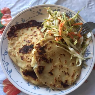 Trés pupusas de frijol.