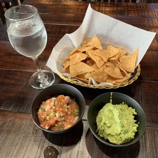 Chips/salsa&amp; guacamole