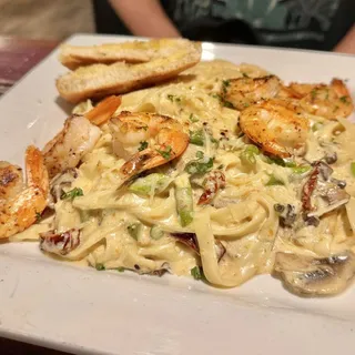 Anayas Grilled Shrimp & Fettuccine