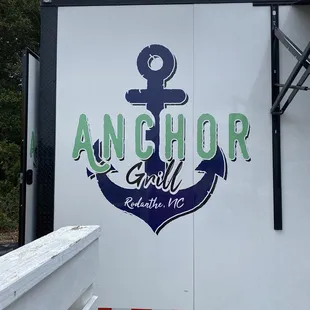the logo on the side of a trailer