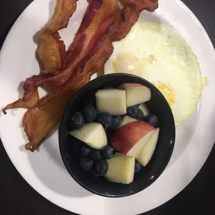 Egg with bacon and fruit