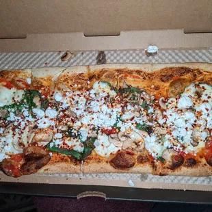 CYO: regular sauce, mozz, spinach, mushrooms, basil, goat cheese and chili flakes. Perfection!