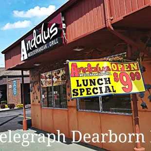 a sign for lunch special