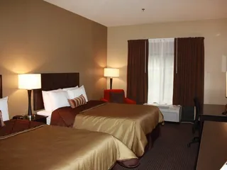 Parkwood Inn & Suites