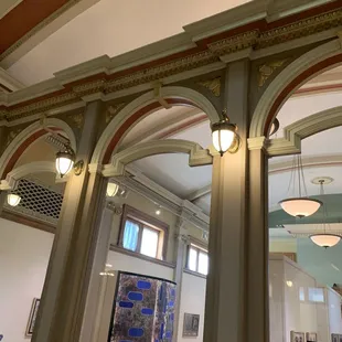 Arcades separate rotunda from galleries.