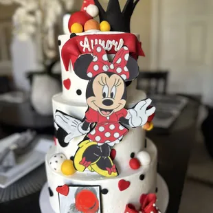 a minnie mouse cake