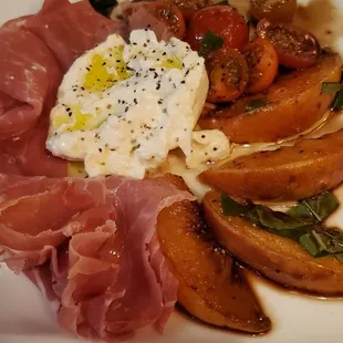 Pesche Con Prosciutto e Burrata (Fresh peach, prosciutto, mini heirloom tomatoes, basil and burrata cheese)