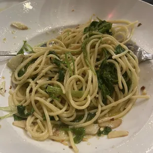 Spaghetti with garlic, oil and arugula