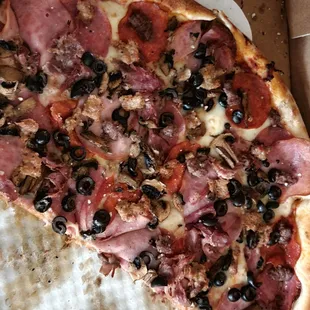 Tenbysimmo Pizza (Pepperoni, Canadian bacon, genoa salami, house-made pastrami, ground beef, house made Italian sausage.)