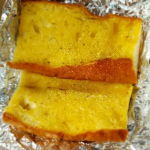 2 pieces of garlic bread with my entree