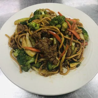 Beef and Broccoli Chow Mein*