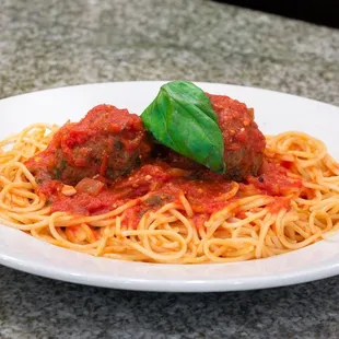 a plate of spaghetti and meatballs