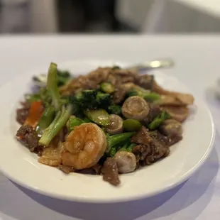a plate of food with shrimp and broccoli