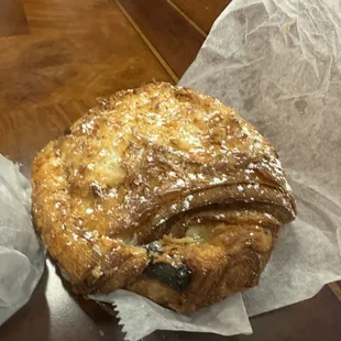 Grand almond croissant
