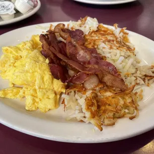 2 eggs scrambled bacon hash browns - delicious and quickly served