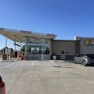 the outside of the restaurant