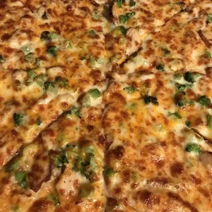 Garlic chicken and broccoli pizza