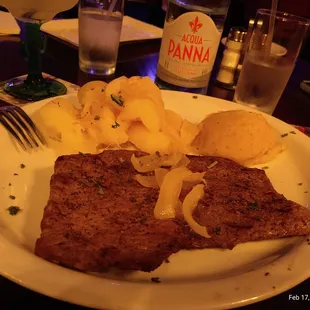 Palomilla a la plancha con puré de papas y yuca con mojo