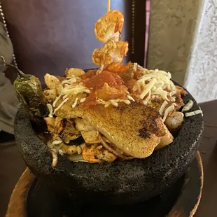 Abujas En Salsa Molcajete Plate
