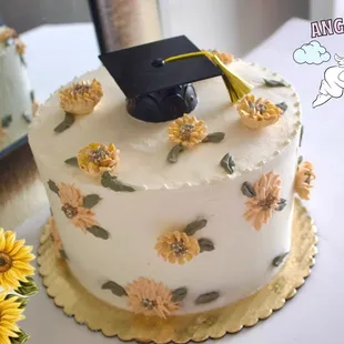 a cake with a graduation cap on top